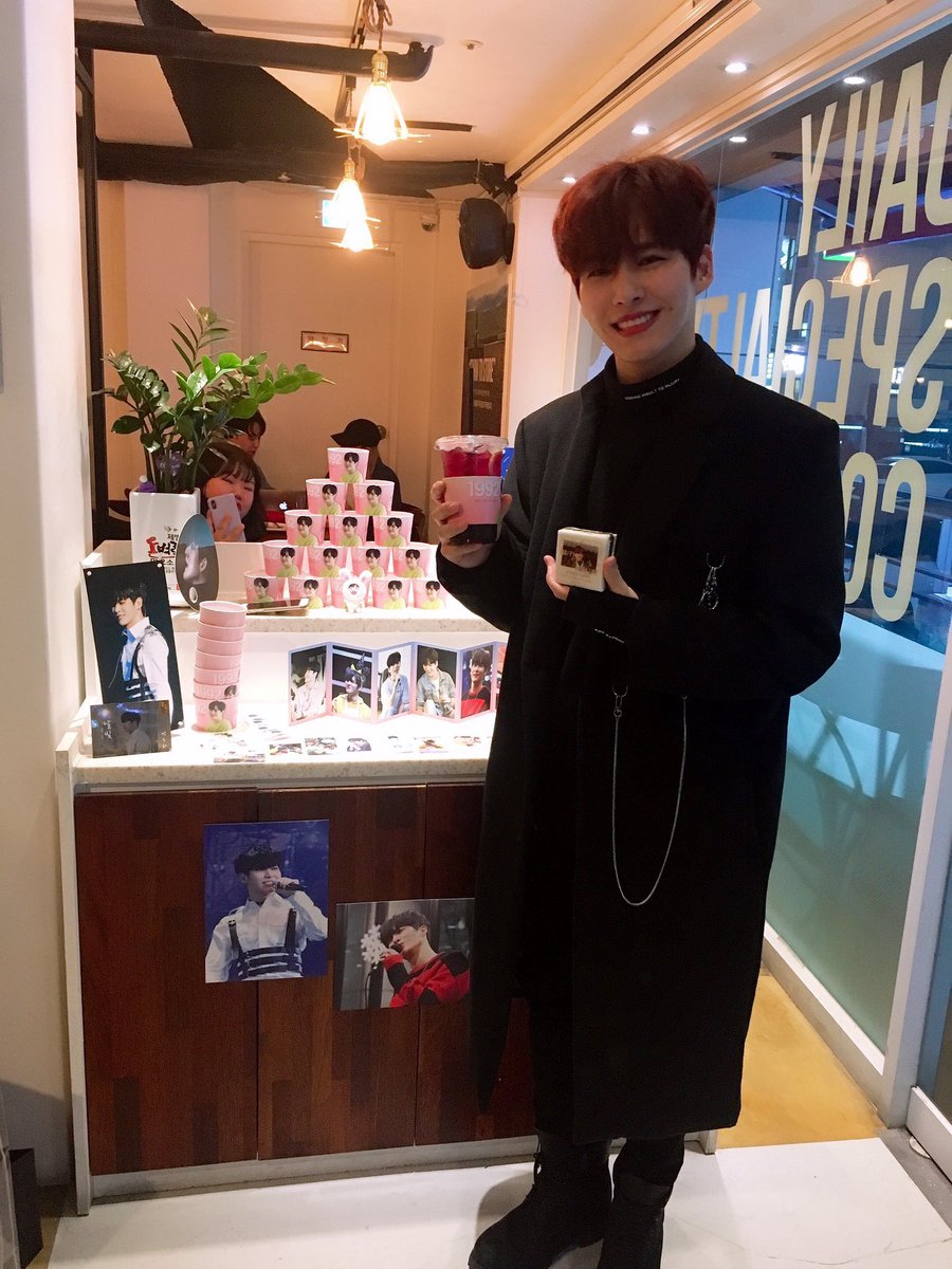 PARKDOHA_TH's tweet photo. (🐯) เนื่องจากวันนี้เป็นวันคล้ายวันเกิดของโดฮา แฟน ๆ จึงจัดอีเว้นท์ที่ครอบแก้วแจกที่ร้าน 10000LAB COFFEE สาขาคังนัม โดฮาก็ไปที่ร้านเพื่อรับที่ครอบแก้วด้วยค่ะ💕
#PARKDOHA #박도하 https://t.co/492QTC2ozn