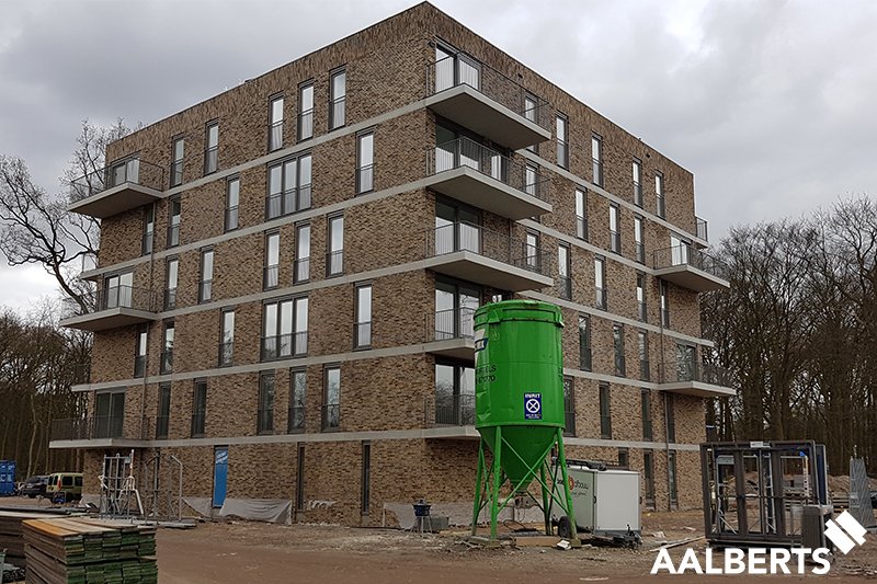 AalbertsBouw's tweet photo. De bouw van project Monnikenberg loopt voorspoedig. Bij blok 1 zijn o.a. de gevelkozijnen geplaatst en gaat het tegelwerk van de entreehallen beginnen. Meer weten over dit project? 💫 Kijk dan op https://t.co/DuIHUkEV1h #Monnikenberg #update #hilversum https://t.co/jnqUpXQQwI