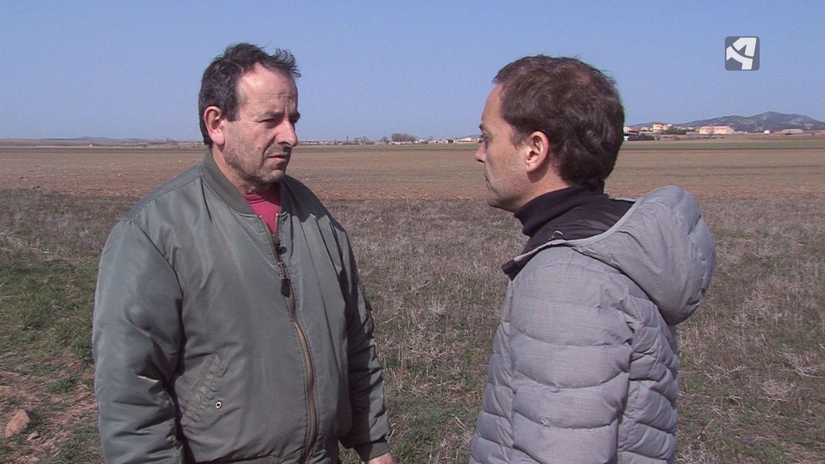 Temperotv's tweet photo. Este sábado (15.15h) despedimos la grullas en la #LagunaGallocanta y lo hacemos con Javier Mañas de @allucant. Conoceremos los ornitólogos europeos viene para observar a estas aves y nos interesaremos por la convivencia entre grullas y agricultura. @AGallocanta @aragontv https://t.co/fxVUeGg4h2