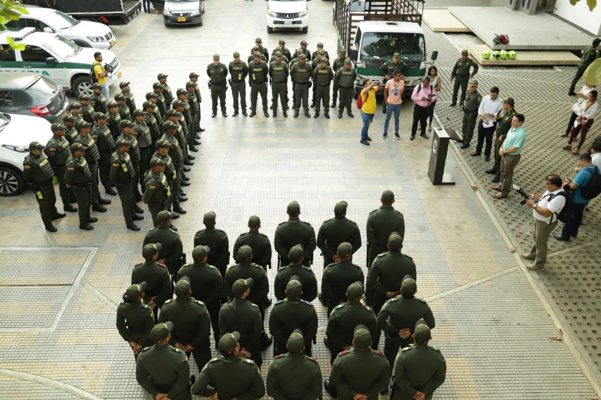 SeguridadStaMta's tweet photo. El alcalde (e) @adolfotornes dio la bienvenida a 60 policías de 2 escuadras UNIPOL que arribaron a @SantaMartaDTCH para reforzar seguridad, así como 30 policías vigilancia adicionales enmarcados en gestión que @mrafael70 hizo en BOG. Estamos avanzando, con resultados. https://t.co/OxNUIKRbb9
