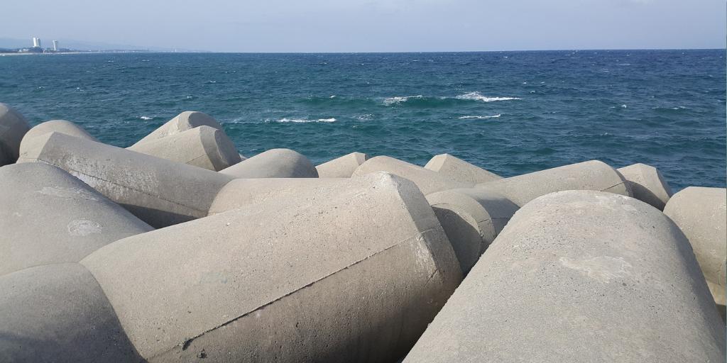 Holcim_es's tweet photo. Las #construcciones en zonas marítimas son un reto y saber elegir correctamente el material adecuado es el secreto para un soporte resistente. En #ClickAndGO encontrarás el #cemento #sulforresistente, ideal para esta clase de levantamientos. Entra a 👉https://t.co/tgx4MbhwAi https://t.co/vGaxPVaMlY