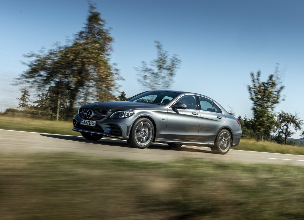 MercedesBenzQA's tweet photo. ينعكس تميّز مرسيدس C-Class بالأداء والحركة، في صلابة هيكلها وقوّته.
#NBKMercedesBenz #MercedesBenzQatar #Mercedes #CClass #NBKGroupQatar #Qatar #DohaQatar #QatarCars #QatarLuxury #QatarPerformance #TheBestOrNothing #MawaterQatar #قطر #دوحةقطر #مواترقطر https://t.co/EjeA6XAJ5h