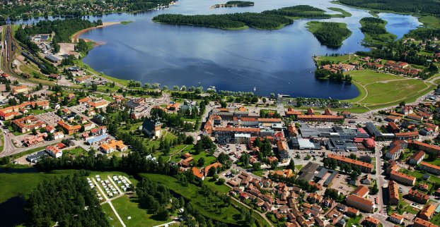 EleOpatovice's tweet photo. Mora je malebné městečko ve Švédsku, kde každoročně končí legendární závod @Vasaloppet. Žije v něm 11 tis. obyv. a většinu tepla pro veřejné budovy i rod. domy vyrábí ZEVO. Ročně tu energ. využijí až 25 tis. tun SKO. A i přesto je tu nádherná příroda, čistý vzduch a čistá voda. https://t.co/E5OMuo5srz