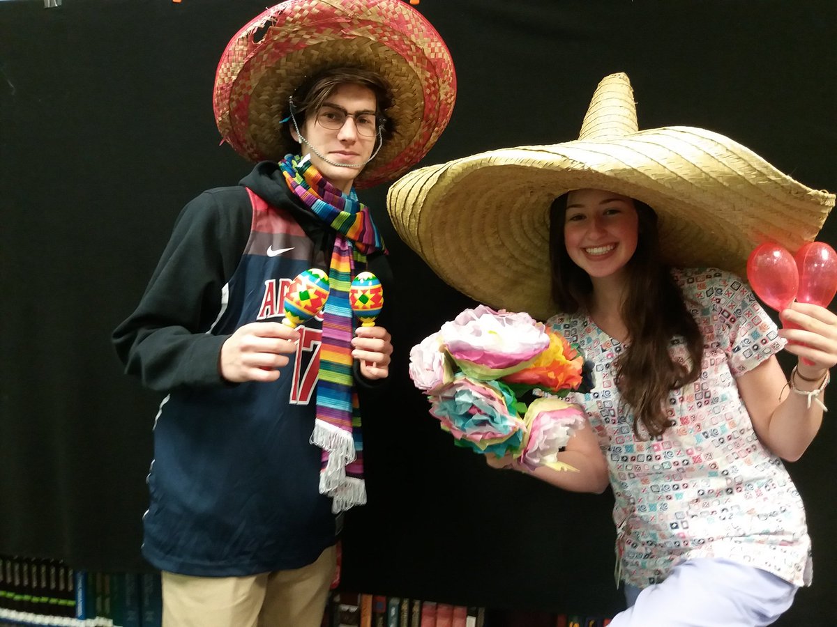 McGrawML's tweet photo. Photo booth fun for #CosbyWLWeek in the @CosbyLibrary! Bring your friends and get your picture taken! We are here all week! #WeAreCosby #ccpslibraries #PageTurner https://t.co/vL9c5DgTxi