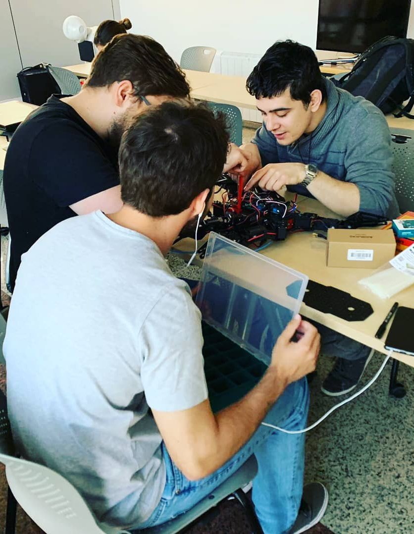 robotics_uem's tweet photo. No paramos!! 💪 #learningbydoing
Continuamos trabajando con el hexapodo en colaboración con la UCLM!! @ingenium_rg
#UEuropea #UCLM #roboticsclub https://t.co/GM7ZKIvPqx