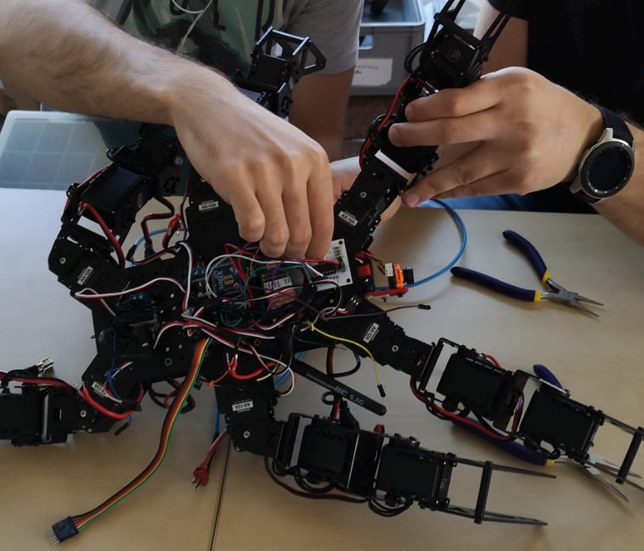 robotics_uem's tweet photo. No paramos!! 💪 #learningbydoing
Continuamos trabajando con el hexapodo en colaboración con la UCLM!! @ingenium_rg
#UEuropea #UCLM #roboticsclub https://t.co/GM7ZKIvPqx