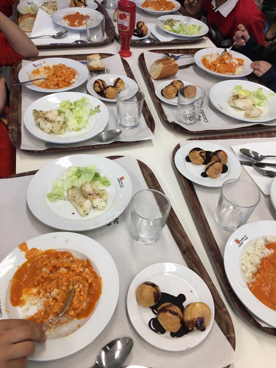 LifeInEnglishAB's tweet photo. After an amazing and intensive datchball match it's time to have a delicious lunch #6thgraders #LanguageImmersion CEIP Alonso Berruguete @alonsoberruguet https://t.co/9A1h1Ivinw