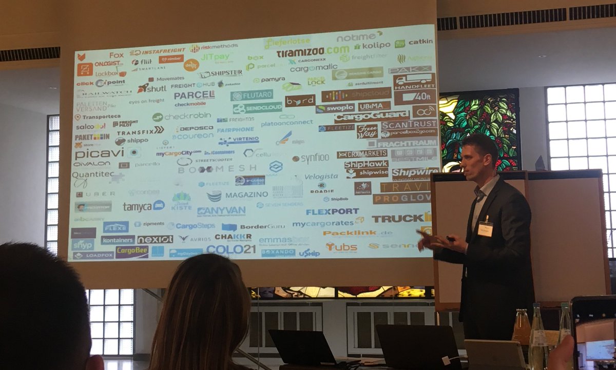 Martin Schwemmer von Fraunhofer stellt klar: Startups sind die Hypothesentester der Logistik, und verlängerte Innovations-Werkbank, und Vorbilder: das ist ein unglaublicher Wert für Alle. #anfangmachen @The_LIHH <a href="/Daniel_Terner/">Daniel Terner</a> @dvz_news