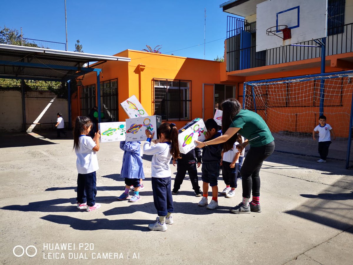 ExploraMaule's tweet image. #Linares:  Los niños y las niñas del Colegio Cordillera se preparan para el eclipse solar con sus #AstroBox de #ExploraMaule @UTalca