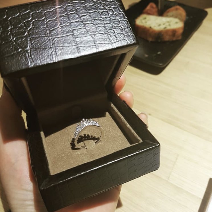 123O39's tweet photo. わぁ！ジンくんのお兄さん、彼女さんにプロポーズしたって🥰😻❤️💐💍 https://t.co/nfAaF5zWNB