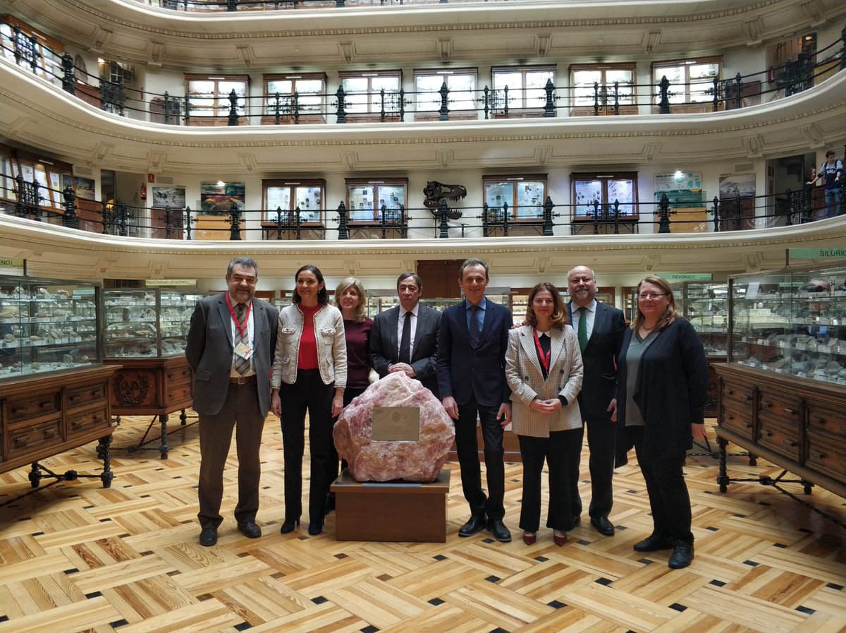 Impresionante la colección de minerales, rocas, fósiles y meteoritos del <a href="/MuseoGeominero/">Museo Geominero</a>. Os animo a visitarlo, ¡la entrada es gratuita!