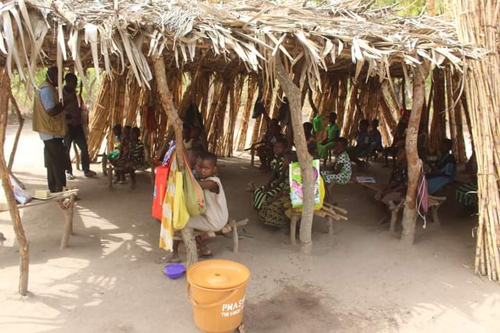 École du village de #Pouramparè, arrondissement de #Ouénou, à #Ndali au Bénin. Autorités Béninoises,  venez au secours de ces espoirs du futur de ce pays. <a href="/gouvbenin/">Gouvernement du Bénin 🇧🇯</a>, <a href="/BanoutoBenin/">Banouto</a>, <a href="/AurelieASZ/">Aurelie I. ADAM SOULE ZOUMAROU</a>, <a href="/wasexo/">Wa sé xo</a>,<a href="/Citoyen229/">Citoyen 229</a>, <a href="/UNICEF_Benin/">UNICEF Benin</a>, <a href="/PNUDBenin/">PNUD Bénin</a>, <a href="/unfpa_benin/">UNFPA Bénin CO</a>,<a href="/bjlaurenceau/">barbara laurenceau</a> .