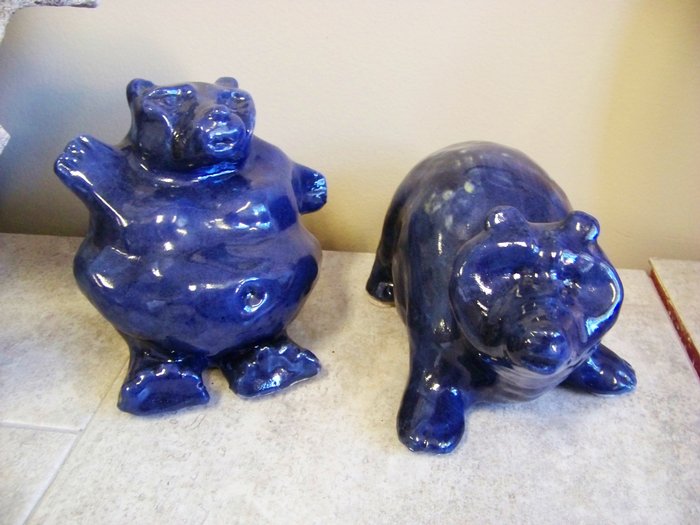ArtistLinke's tweet image. Fine Arts Pottery!  These two handcrafted modern style bears are among many excellent works available. From decortive to service pieces in many shapes, colour and sizes.#linkeslocalarts#potteryart#potterybears#localart