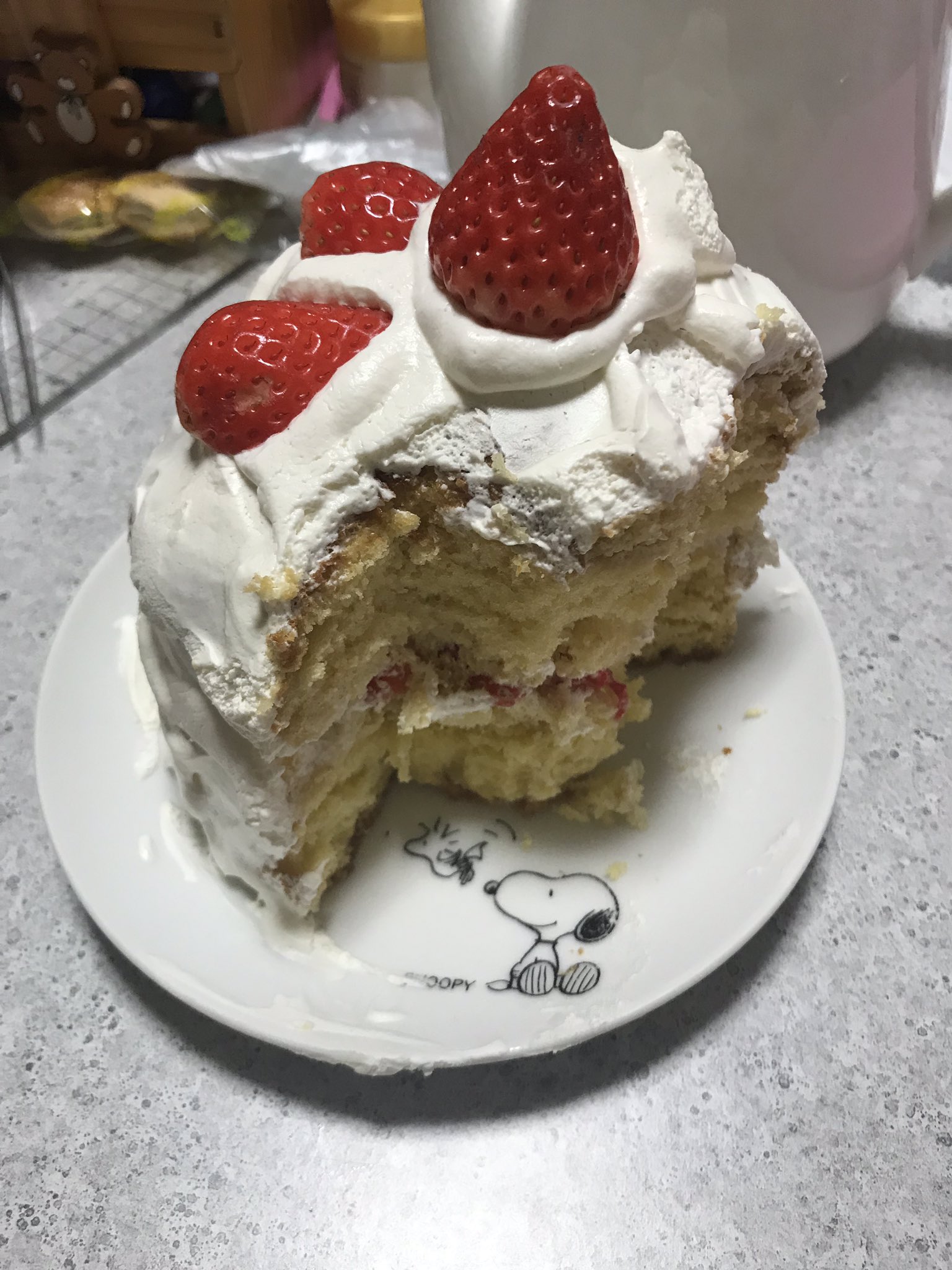 闇条 柊呼 ホールケーキ一人で食べるって誰しもは一度は思った事があるやん 個人の見解です ただ売ってるようなやつとかやったら私絶対食い切れへんから4号の型100均で買って作ったんやけどね 飽きた O スポンジ固い 口疲れた T Co