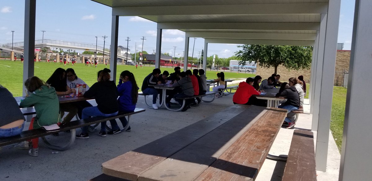 When the weather is just too perfect to pass up! #workingoutside #learningunderthesun #perfectweather #mobileclassroom <a href="/ArelyRTamez/">Arely R. Tamez</a> <a href="/bandaj_jose/">Dr. Jose Banda</a> #vernonms