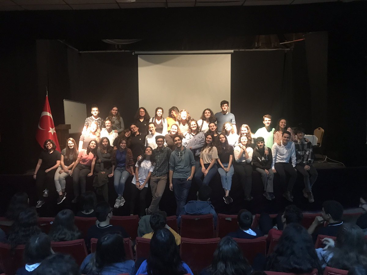 “Tiyatro sadece sahnede olup biteni göstermekle kalmaz, hayatın her kesimini izleyicilere aktaran bir edebi sanattır. Dolayısıyla tiyatro insanları güldürür, ağlatır, düşündürür, kuşkulandırır ve onları bir takım arayışlara yönlendirir.”
Dünya Tiyatro Günümüz kutlu olsun!