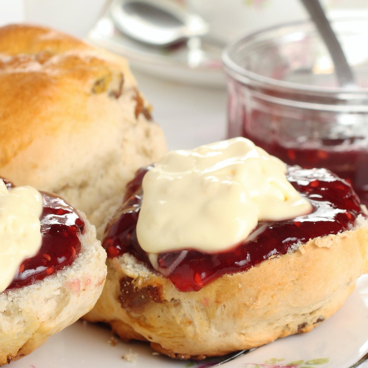 From a traditional #Cornish cream tea, to relaxing spa treatments, our gift vouchers are the perfect way to spoil mum this #MothersDay 💞 Buy her present here 👉 bit.ly/Tregenna-Castl…