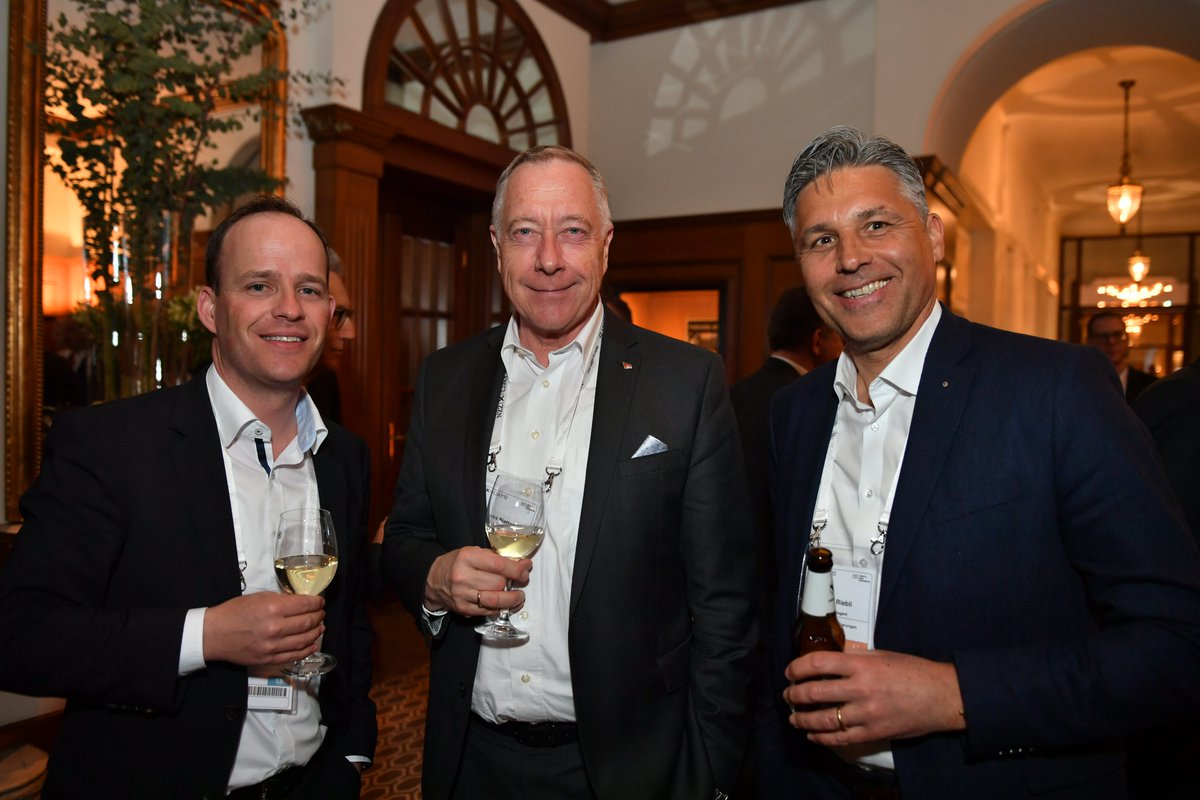 x_days's tweet photo. Nach einem inspirierenden ersten Konferenztag tauschen die Teilnehmenden an der X.Night ihre Gedanken und Visitenkarten aus. Das klassische Networking steht unter dem Motto “Digital Thinking - Classical Drinking”. #XDAYS19 #networking https://t.co/ermfcD69Ve
