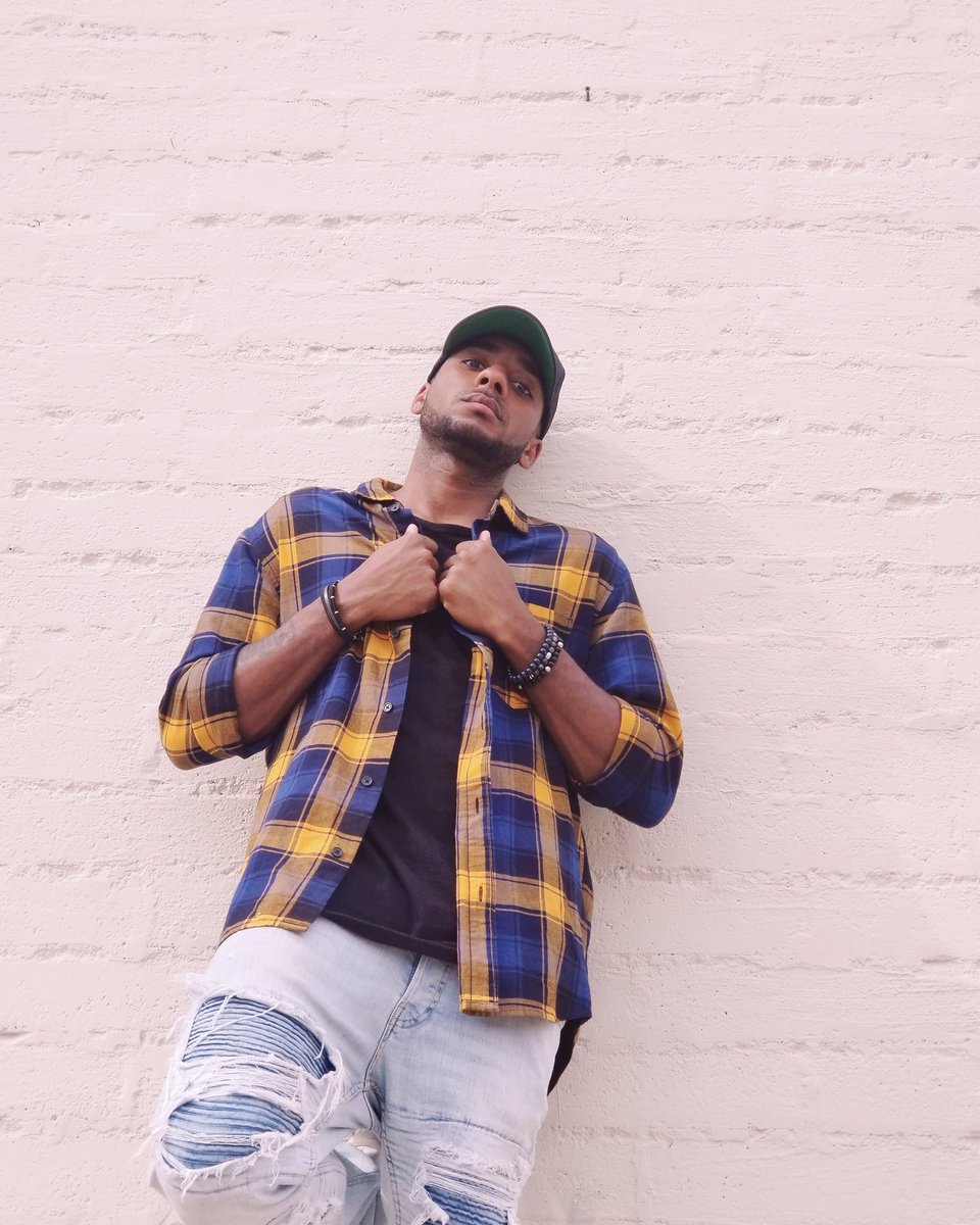 tariktrotter's tweet photo. I dropped a song on soundcloud and it ended up getting 25,000 views in 2 days.

Link here ⏩
https://t.co/EZKwwnLHLk ⏪

I'll be the last to take credit tho. Peep the 2nd photo for the back story. 

Available everywhere 3/29
BIG thank you to @PromotingSounds https://t.co/QVz9aAcQx7