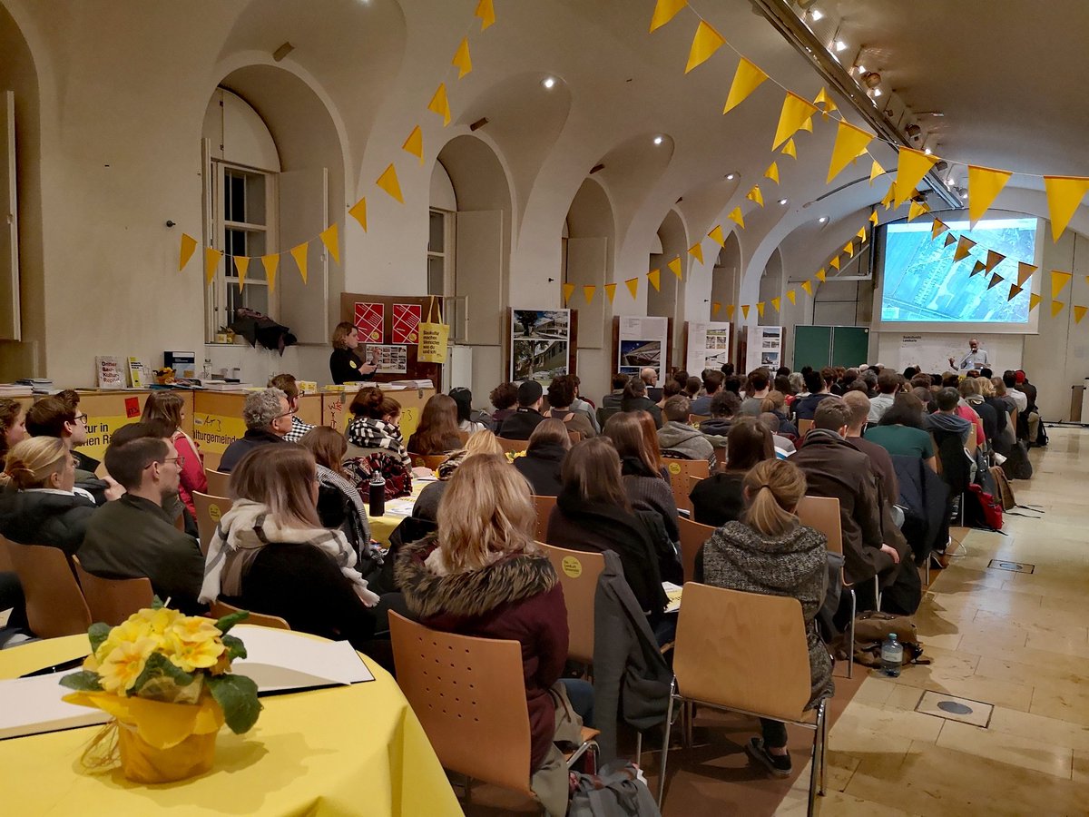 Sind wir machtlos gegenüber Eigentum? Markus Tomaselli wirft bei seinen Vortrag an der <a href="/LandLuft/">LandLuft</a> Universität #landluftuni Fragen zur Zersiedelung, Bauen im Zentrum und Dorferneuerung auf.