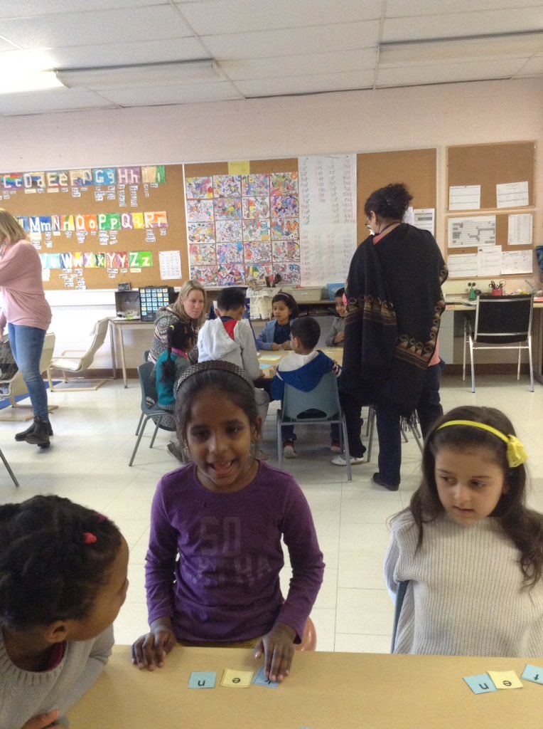 ganguly_earlyrs's tweet image. Educators co-teaching and co-learning together with the students #literacy #wordformation @ThornwoodPS @SachdevaJessica @bmundi07 @NikkiMadgett