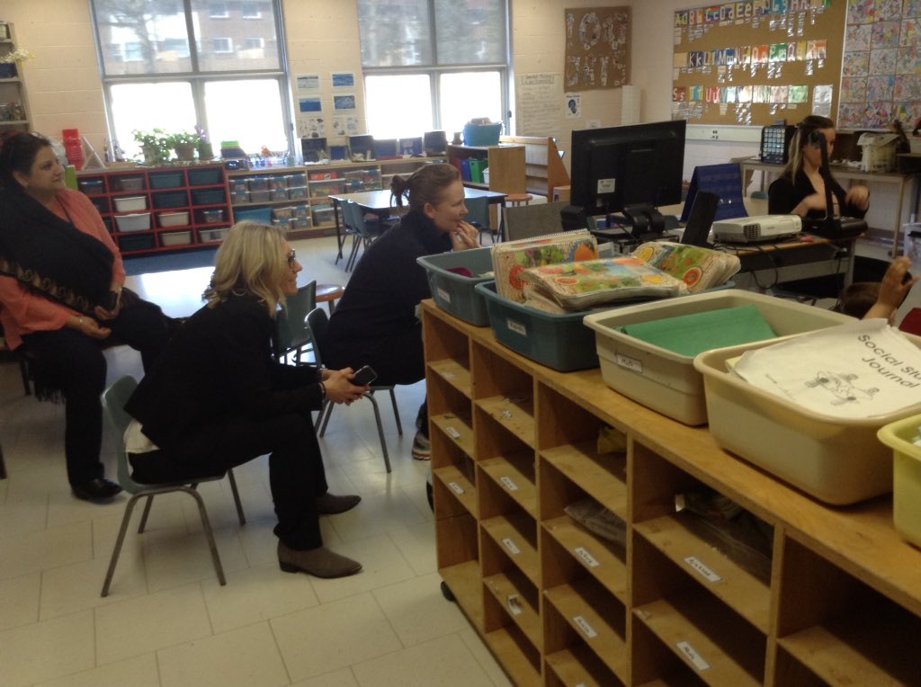 ganguly_earlyrs's tweet image. Educators co-teaching and co-learning together with the students #literacy #wordformation @ThornwoodPS @SachdevaJessica @bmundi07 @NikkiMadgett