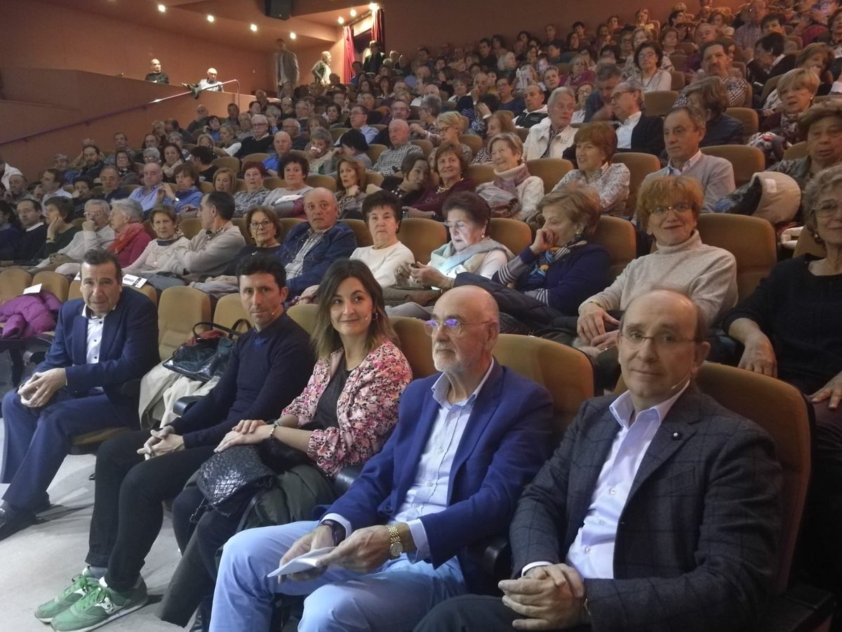 BTIBiotech's tweet photo. Comienza el coloquio "#Salud, #nutrición y #deporte, equilibrio necesario" organizado por la Fundación Eduardo Anitua y @AlavaSecot en la que participan el Dr. #EduardoAnitua @josebabeloki y @AinhoaPrieto!
Inaugura Víctor Allende pdte de @Secot_ y modera la periodista @EdurneBaz https://t.co/0sA5CRsriS
