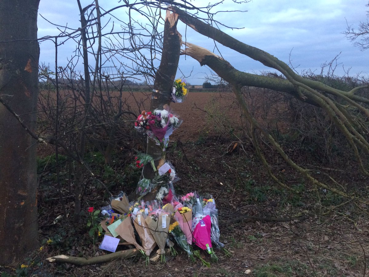 About to go live reporting on a crash near Lincoln which has now killed 3 teenagers. Two 17 year old boys and a 14 year old. <a href="/looknorthBBC/">BBC East Yorkshire</a>