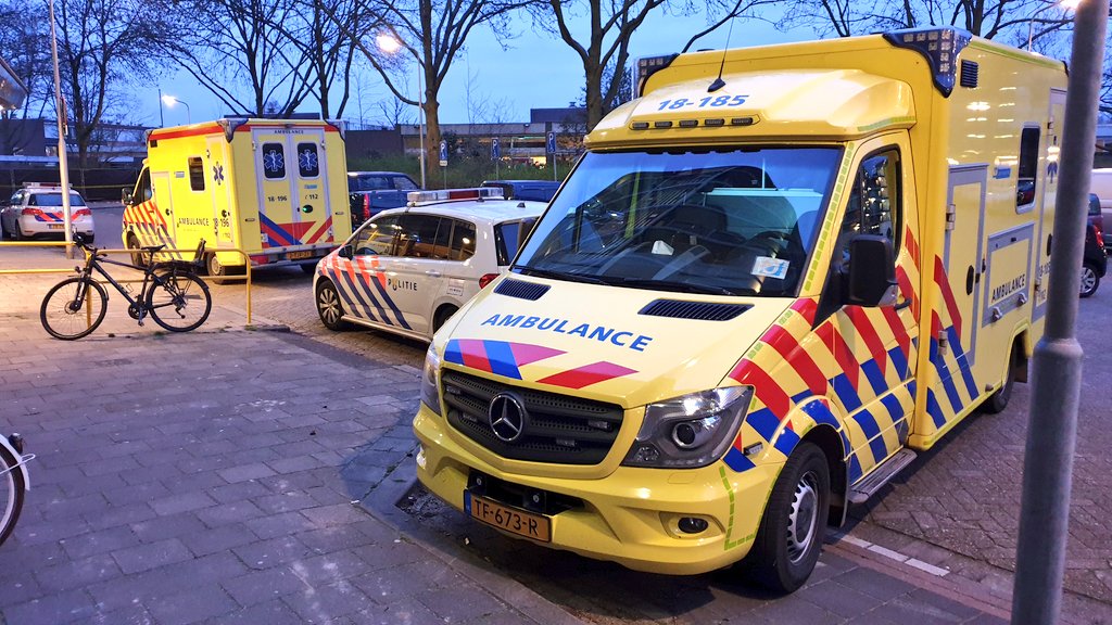 peterstam's tweet photo. Behalve ambulances en politie ook aantal burgerhulpverleners ter plaatse voor hulp. #reanimatie https://t.co/eKwVhpaUKo