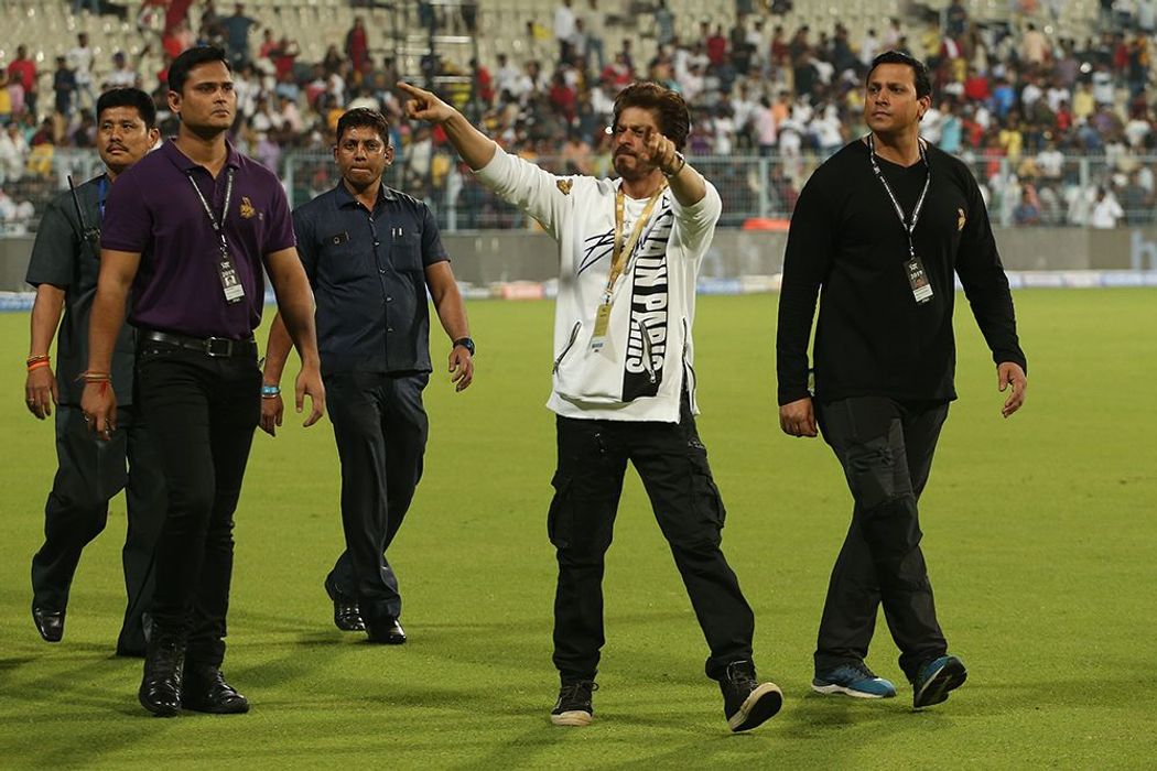 teamsrkfc's tweet photo. [HQ]: Happy SRK, the boss wave straight from Eden Gardens. #KKRvKXIP

@iamsrk @KKRiders https://t.co/n9DSz31SMt