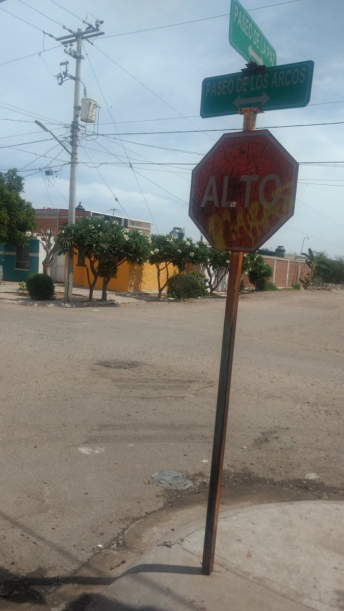 Para reportar este drenaje que en las tardes se le sale el agua negra y se hace un charco muy apestoso y se ve agrietada la calle un metro a su alrededor de la tapa como si avisará que se va a colapsar, porfavor oomapasc les pido su intervención pronta