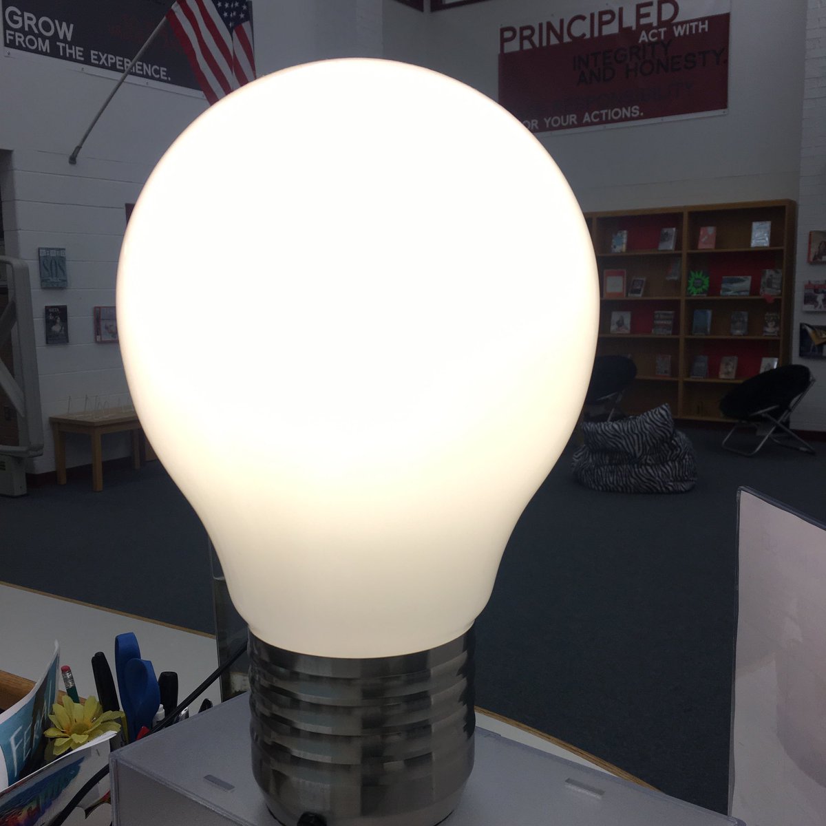 LibraryMvhs's tweet photo. Where else to find bright ideas than in the school library! #mvhsreads #mvhslearns #fcpslearns #fcpslibchat #schoollibrarymonth ⁦@FCPS_LIS⁩ ⁦@MVMAJORS⁩ https://t.co/RvOFCZ6VkH