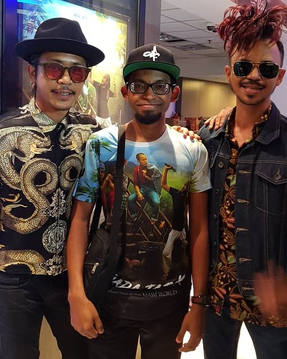 rafeeqarshavin's tweet photo. Tiada Tajuk's Gala Night Premier Film
#JoeyDaud #IndahDiHati #Zayan #ZayanShare #ZayanSalamBros #ZayanFM #SahabatDuniaMawi #FilemBelumAdaTajuk #TiadaTajuk #MawiWorld #GalaNight #ECurve #ECurveMutiaraDamansara #Damansara #Selangor #Malaysia https://t.co/0H5FSEHMKB