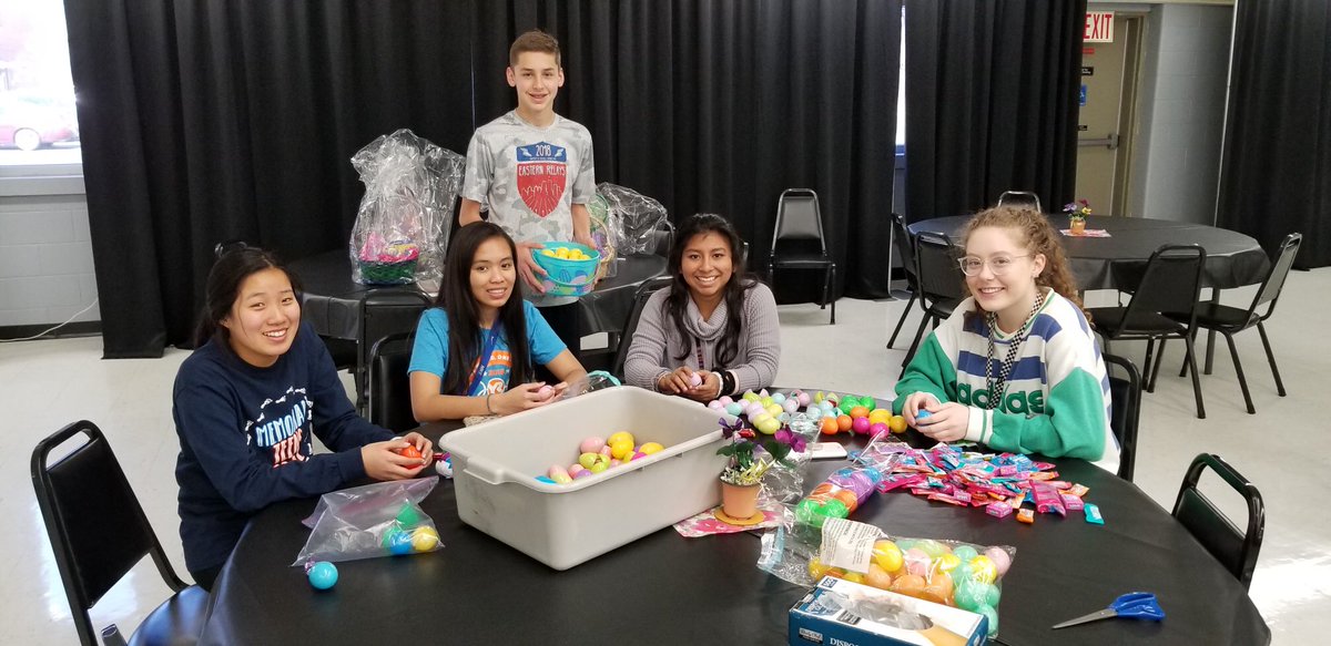 YouthResources's tweet photo. TAC members are in action volunteering over spring break! These students are at @SWIRCAandMore helping with an Easter project! #TACtime https://t.co/1q8kEnA9k5