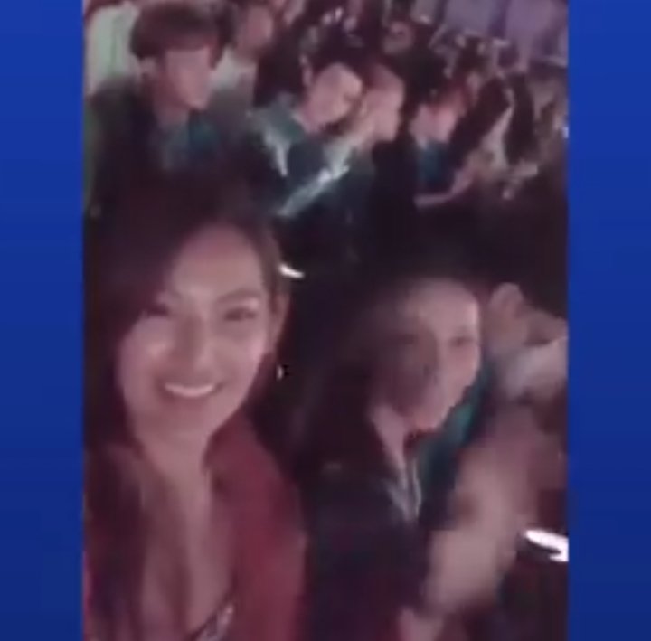 #Saint_sup photobomb/videobomb. When an Indonesian artist #MariaSelena #MissIndonesia taking video, Saint was waving behind 😂😂 She was surprised at the photobomb and look at Saint then continue her self-video
instagram.com/p3rfects4int.n…