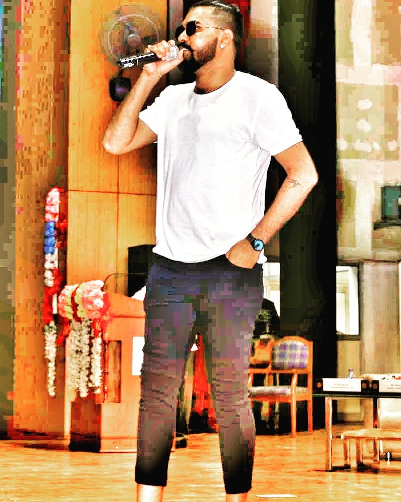 rjshivv's tweet photo. ये माइक नहीं हथियार मेरा
मेरे आगे फीका वार तेरा
मै चलता था हवाई पे अब उड़ता हु हवाओं में
जो भी कलम से कहता हु वो रहा जाता फिज़ाओ में
#rjshiv #rap #kanpur #bigfm #bigchai #mic #stage #artist #performer #rapper #stagelove #stagelover #feel #radio #biglife #jaigurudev #bleessed https://t.co/SLpNYbWTYG