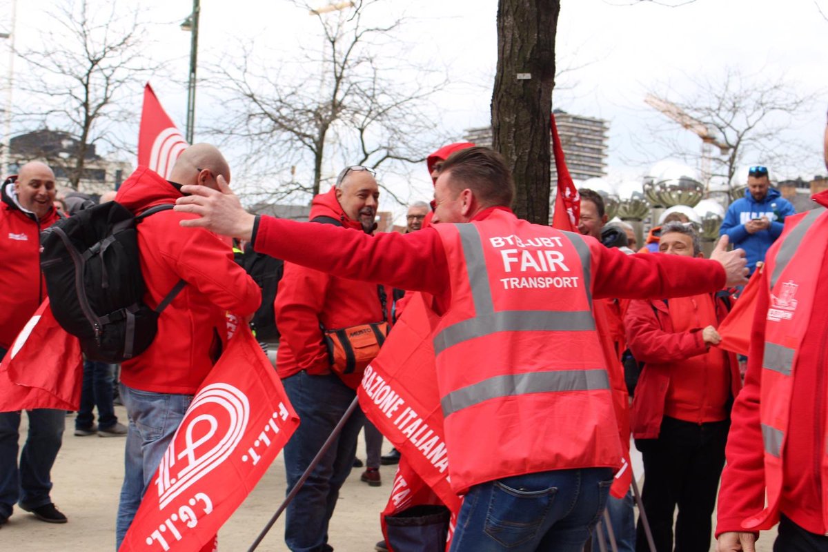 1000s of transport workers in Brussels with support from #ITFroad #ITFinspectors @ITFSeafSupport @ITFDockers #ITFseafarers # #ITFaviation #ITFrailways + more - transport workers of Europe being heard! More at fairtransporteurope.eu @ETF_Europe