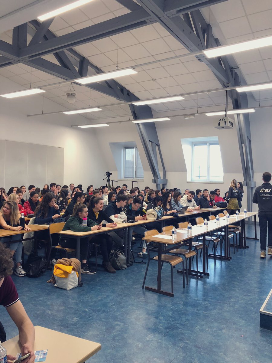 adelyon3's tweet photo. Le #concours avance et les #plaidoiries s’envolent ! Bravo à tous les compétiteurs pour cette belle soirée de paroles 🗣 #ADELY2019 #association #etudiant #lyon #eloquence @UJML https://t.co/rsoY3NW4Wc
