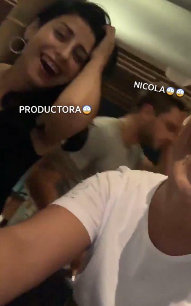 PeruChollywood's tweet photo. ¿ES ENSERIO? la productora de #ValgameDios juergueando con Nicola? la credibilidad del programa cae 360,@rodgonzalezI y los días de imparcialidad dónde no eran ni lamebotas ni lamecodos? Ya se entiende el favoritismo y publicidad gratuita a los chicos realities como #EstasEnTodas https://t.co/C4nza6yyPy