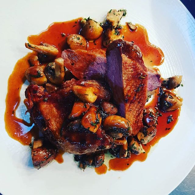 Duck special? Special Duck? Can't decide. Honey roast breast, crispy confit leg, sauté chestnut mushrooms and redcurrant jus. #deanesmeatlocker #wealsododuck #classiccookery #confit #game #😉 ift.tt/2UlYH2R