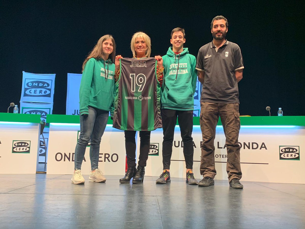 Juliaenlaonda's tweet photo. Conocemos a David Jimeno coordinador del baloncesto base de @Penya1930 y a dos de sus jóvenes jugadores, Júlia Muñoz y Rodrigo Vicenç https://t.co/c2oQtZdiCW