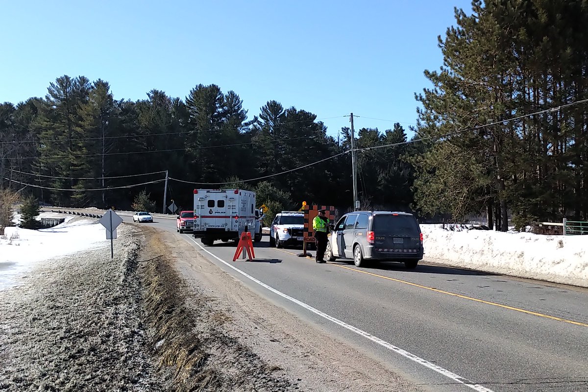 Muskoka411's tweet image. Doe Lake Rd closed between Hwy 11 and Tomingas Rd until around 12 today for evidence search in kidnapping case. OPP will let locals directly impacted by the closure through with ID. More info to come. Updated article with suspect descriptions and photos: muskoka411.com/start/male-kid…