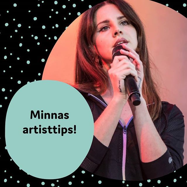 popkollo's tweet image. Dagens artisttips!

Lana Del Ray

Två asbra låtar är: Love och Born to die

Prova! 👍

#popkollo #artisttips 
Syntolkning:
En svart bakgrund med blåa prickar på, en bild på artisten som sjunger och en blå bubbla där det står "minnas artisttips". ift.tt/2UgEN9a