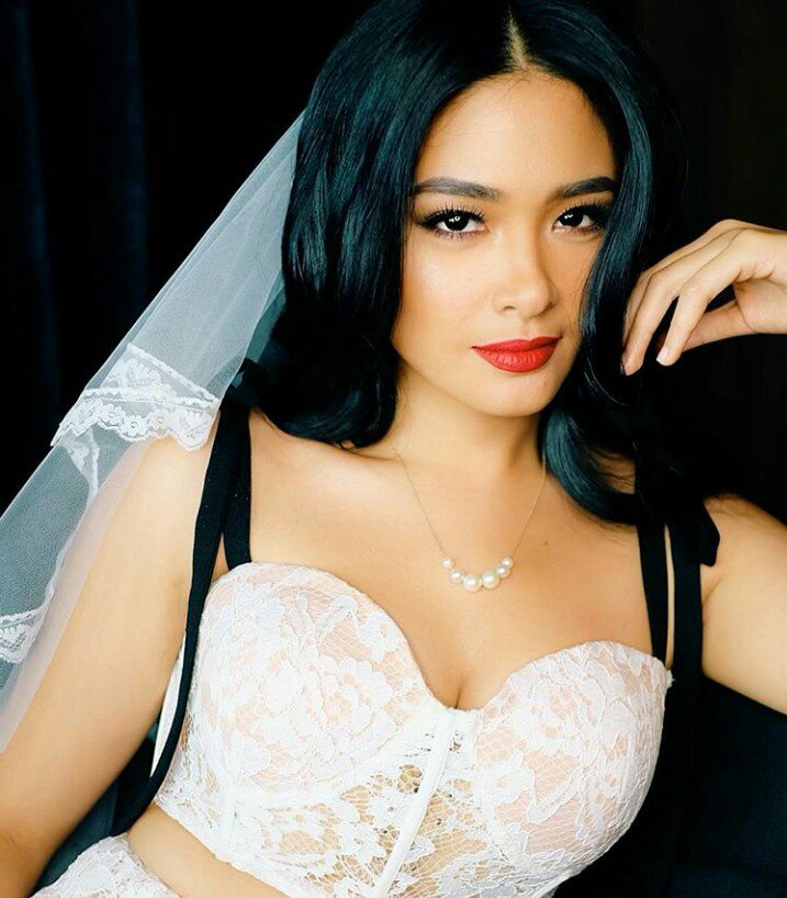 buzztinct's tweet photo. We still waiting for a change. But for this pic, Jade has something to say.

"Jaki! AKIN LANG ANG ASAWA KO!" 😆😆😆😆 

#MrandMrsBartolome 

#ArestadongHalik https://t.co/VwQG9Fn6pR