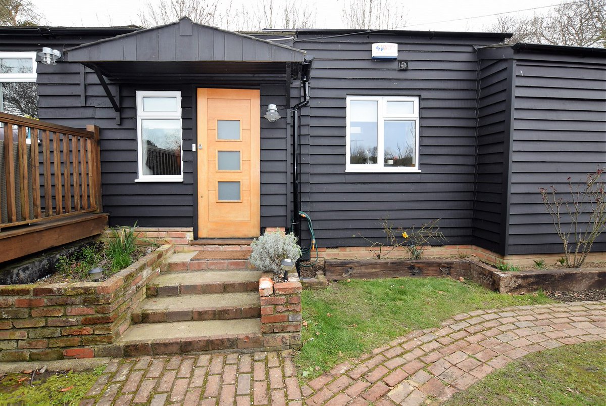 Introducing... Bridge House 👇bramleyandteal.co.uk/cottages/bridg…

Enjoy family or group get-togethers in this stylish cottage close to Pett Level beach. Explore rock pools, find fossils and uncover the mysterious 6,000 year old sunken forest which can be seen when the tide is out... 👀