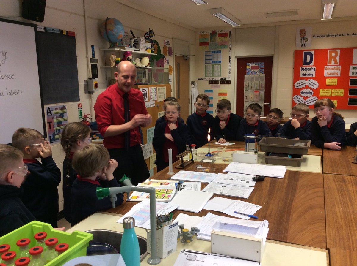 URPSTeifi's tweet image. A big thank you to Mr Phillips, Mr Jones and Mr Owen at @IDS3to18 for accommodating us after the big mix up this afternoon! @IDSHeadteacher @IDS_Science @IDSHistory diolch yn fawr! Year 4 really enjoyed it and want to come back again 😁 #miniscientists 🧪