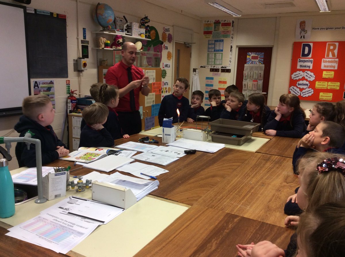 URPSTeifi's tweet image. A big thank you to Mr Phillips, Mr Jones and Mr Owen at @IDS3to18 for accommodating us after the big mix up this afternoon! @IDSHeadteacher @IDS_Science @IDSHistory diolch yn fawr! Year 4 really enjoyed it and want to come back again 😁 #miniscientists 🧪