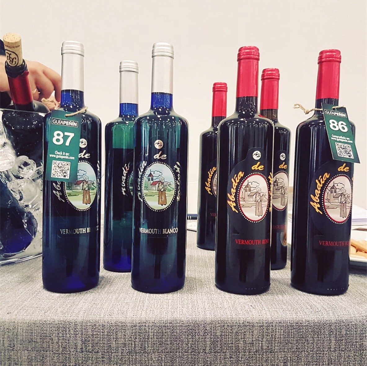 El vermut Abadía de Hazlor Blanco y Rojo🍸 en el Salón de los Destilados y el Vermut de la <a href="/guiapenin/">Guía Peñín</a> con sus calificaciones 💪🏻