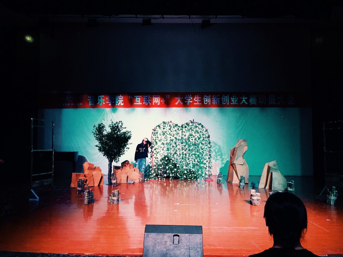 ChuchuYang1's tweet photo. Happy theatre day! 
Two years ago when I was rehearsing for the Midsummer night's dream,  I would never dream to have a chance to study theatre translation here in Belfast. 
Who knows, maybe I am still in that dream,🤔🤔yet to wake up. https://t.co/2uY9VXEL1W