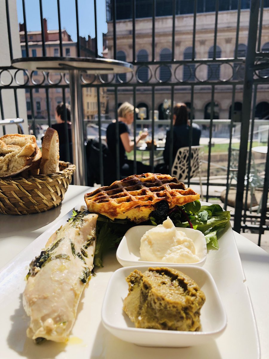 Carnetsd1Quadra's tweet photo. Déjeuner hyper sympa au NoZe opéra #lyon 😋
Une délicieuse assiette 🍽 en excellente compagnie @AlloIciMaman01 dans un lieu mythique #operalyon ❤️
#blogueuselyonnaise #lescarnetsdunequadra #degustation #dejeuner #restaurant #gastronomie #onlylyon #lyonnaise #lyonfood #lyoncity https://t.co/VLRQh26RAj